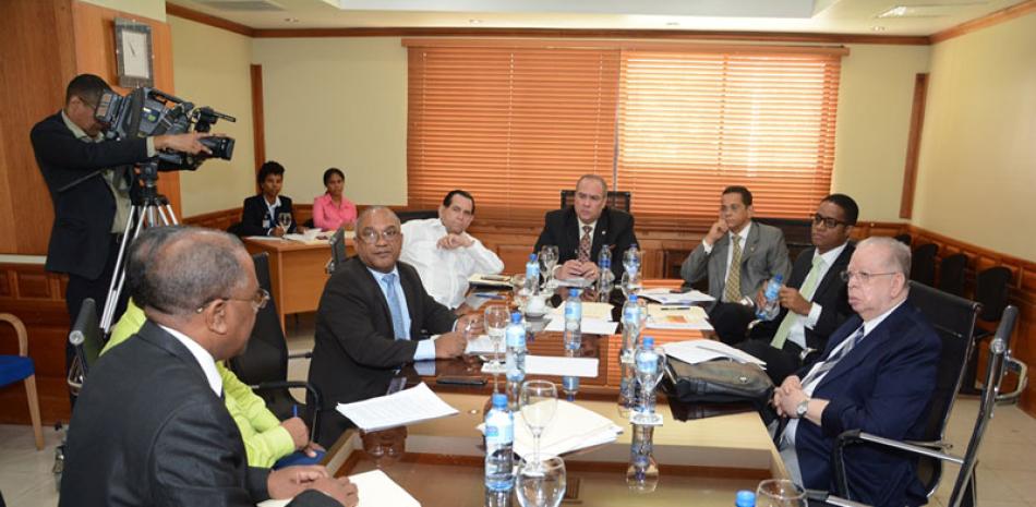 Una comisión especial del Senado se reunió con directivos del Colegio de Periodista y la Sociedad Dominicana de Diarios.