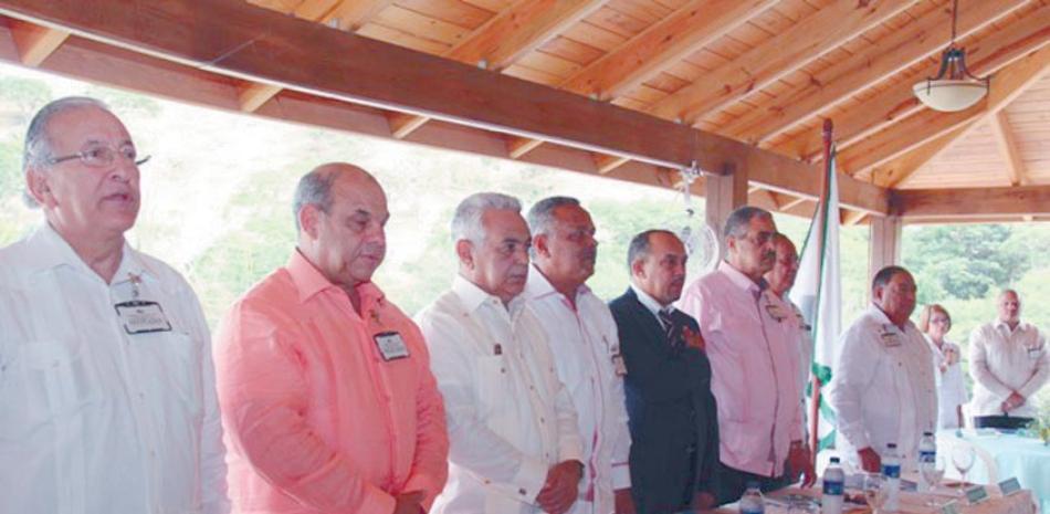 La directiva de la entidad durante la celebración de su asamblea anual en el Parque Temático Turístico Arroyo Hondo, Inoa.