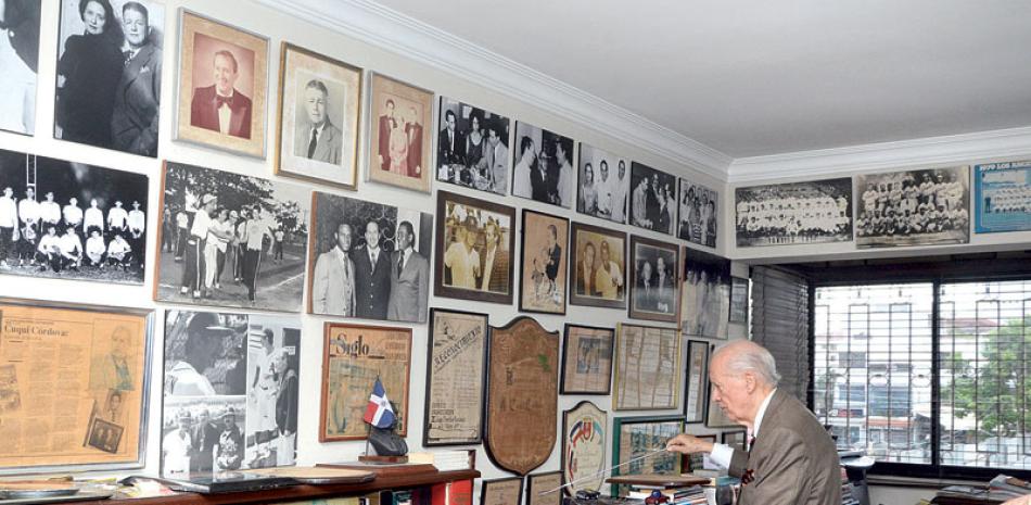 Recuerdos. Las paredes del hogar de Don Cuqui están adornadas por reconocimientos, fotografías personales y de jugadores inclusive hasta su acta de nacimiento.
