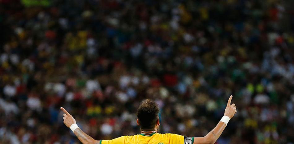 En esta foto de archivo del 14 de octubre de 2014, el jugador de la selección de Brasil, Neymar, festeja un gol en un amistoso en Singapur.