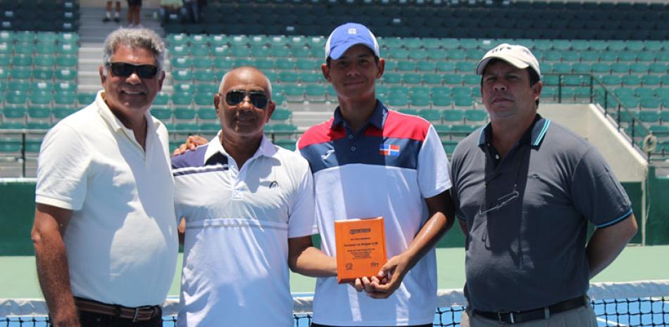 El tenista Nick Hardt es premiado por Sergio Tobal, Raul Castillo y Abel Álvarez.