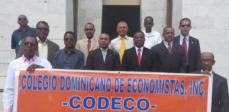 Celebración. Ayer el Colegio Dominicano de Economistas (CODECO) depositó una ofrenda floral en el Altar de la Patria con motivo del 49 aniversario del gremio.