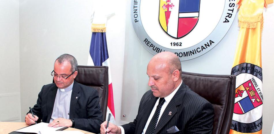 Firma. El rector de la PUCMM, padre Alfredo de la Cruz Baldera y el presidente de Copymecon, Eliseo Cristopher, rubrican el acuerdo.
