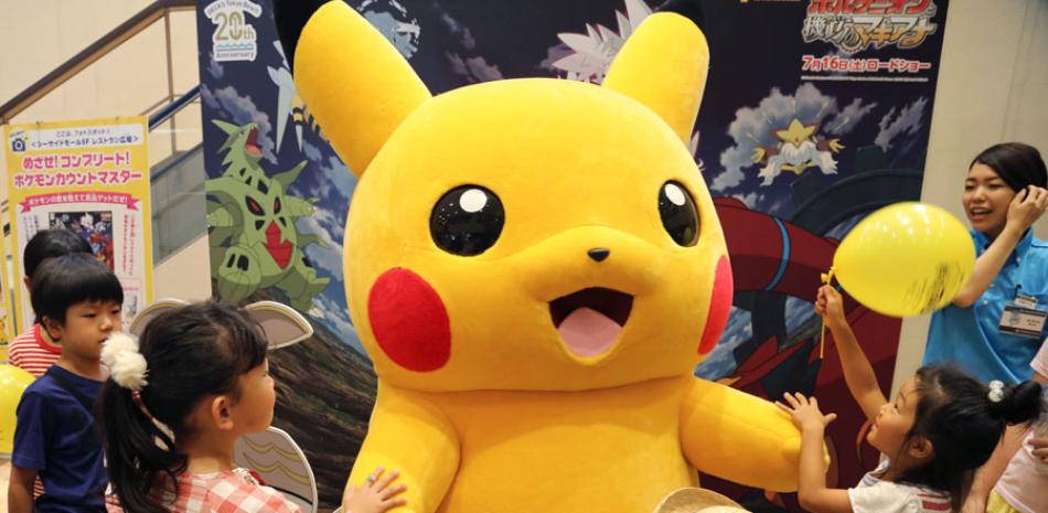 Un peluche gigante de Pikachu, un Pokémon, rodeado por niños durante un festival de Pokémon en Tokio en una fotografía del lunes 18 de julio de 2016.