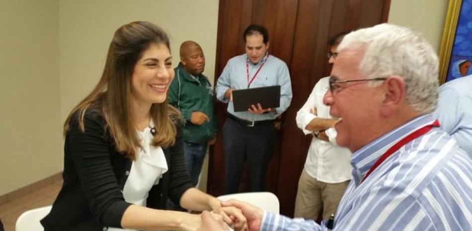 Ana Judith Alma, accionista de las Estrellas Orientales, saluda al licenciado José Manuel Mallén, después de la re-elección de éste, a unanimidad, como presidente del club de béisbol, por sus accionistas, en la reunión anual de éstos, correspondiente al 2016.