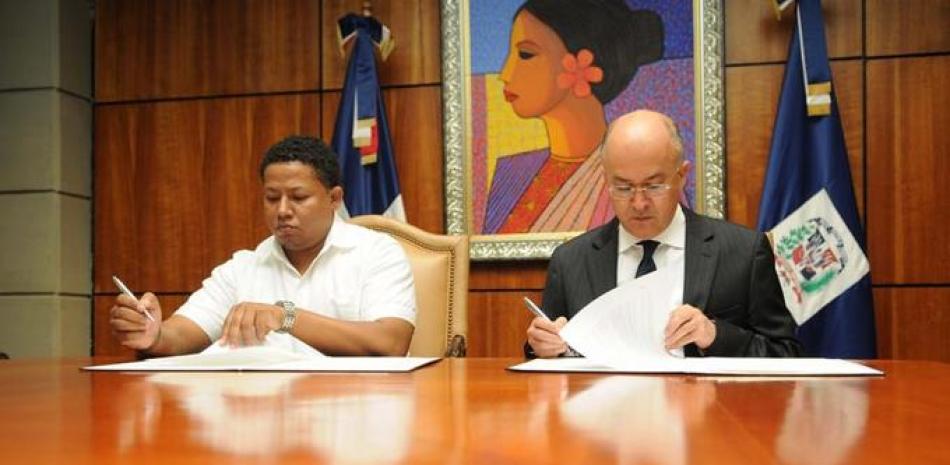 Protección. José Manuel López Rosario y Francisco Domínguez Brito durante la firma del acuerdo de cooperación en favor de la protección de la niñez.