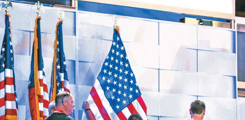 Filadelfia. Trabajadores colocan banderas estadounidenses sobre el escenario, como parte de los preparativos de la Convención Nacional Demócratas, que se inicia hoy en el Centro Wells Fargo. en Filadelfia.