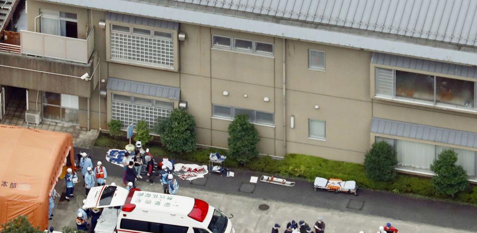 Policías y socorristas afuera de una instalación para personas discapacitadas donde al menos 15 personas murieron en un ataque con cuchillo el martes 26 de julio de 2016, en Sagamihara, a las afueras de Tokio. (Kyodo News vía AP)