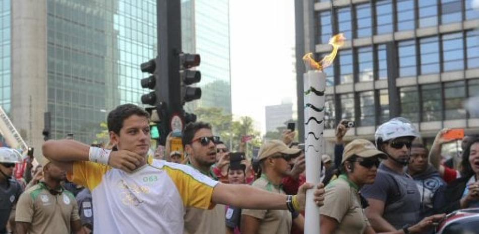 El atleta de tiro con arco de Brasil, Marcos Vinicius, posa con la antorcha olímpica, durante el inicio del recorrido de la llama olímpica por el parque de la Independencia en Sao Paulo (Brasil).