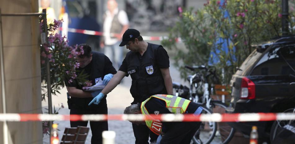 Policías revisan la escena tras la explosión registrada en Ansbach (Alemania) hoy, 25 de julio de 2016.