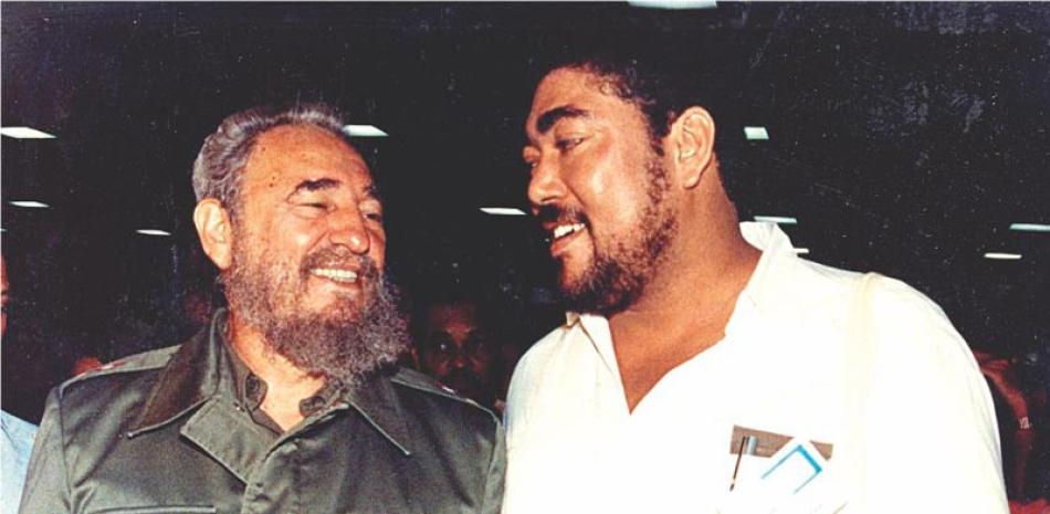 Fidel Castro y Miguel Mejía, en foto de archivo, conversan amigablemente.