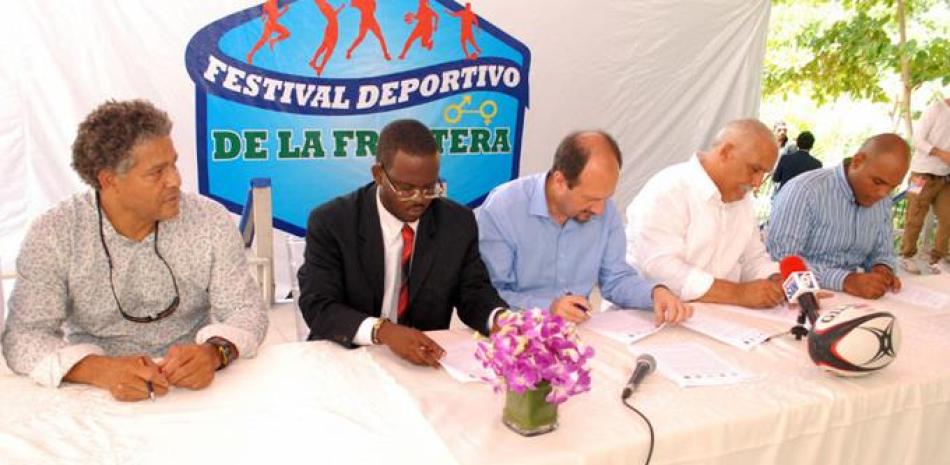 Jaime David Fernández Mirabal, José Gómez, Víctor Silverio, Nicolás Volcy y Franck Piault al momento de firmar el Protocolo de Entendimiento Sobre Cooperación Deportiva.