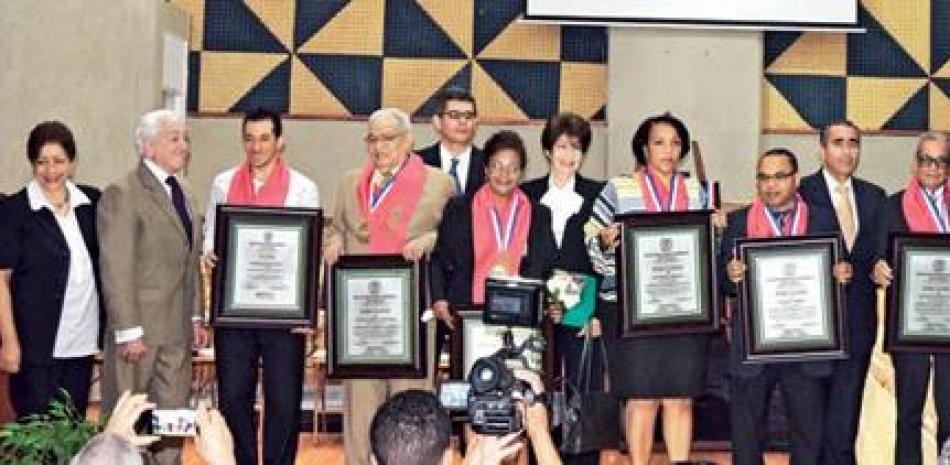 Los ocho deportistas exaltados durante el ceremonial junto a ejecutivos de Salón de la Fama del Deporte de Santiago.