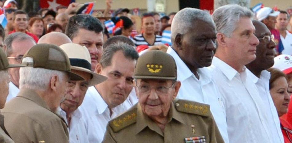 Celebración. Raúl Castro junto a varios funcionarios.