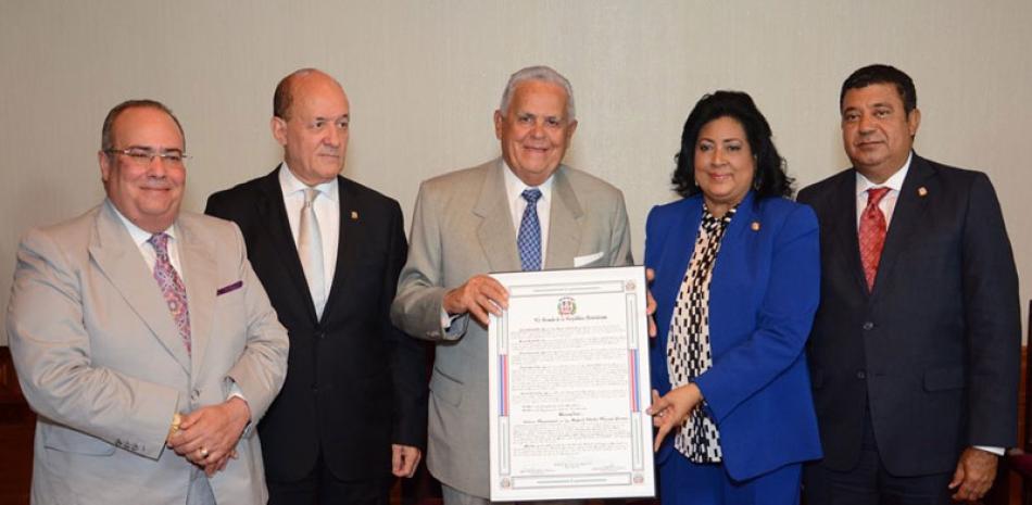 Homenaje. Don Tato Bisonó recibió un reconocimiento por el Senado, que lo declaró "Padre de la vivienda económica en la República Dominicana".