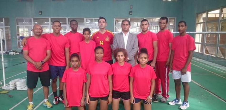 Selección dominicana de bádminton juvenil que viajó al Panam de Perú, junto al presidente de la federación, Generoso Castillo, y al entrenador español César González.