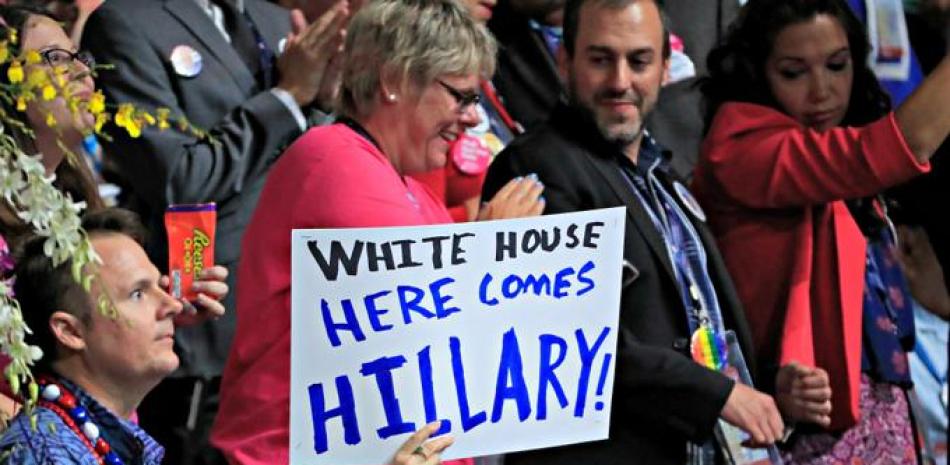 Un delegados sostiene carteles sobre Hillary Clinton que dice "La Casa Blanca viene Hillary" en el segundo día de la Convención Nacional Demócrata habla durante el hoy, martes 26 de julio de 2016, en el Centro Wells Fargo en Filadelfia (EE.UU.).