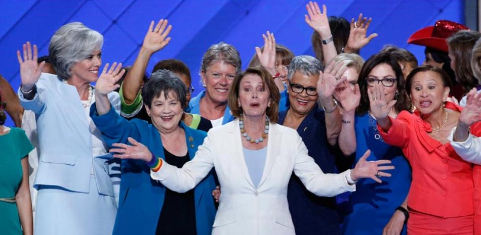 Mujeres. La líder del Partido Demócrata Nancy Pelosi, al centro, acompañada por representantes mujeres, anuncia la nominación de Hillary Clinton en el segundo día de la Convención Nacional Demócrata, ayer.