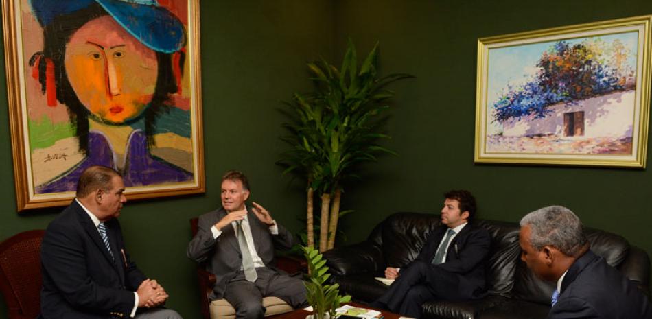 Conversación. El director Miguel Franjul conversa con el embajador Clemente Baena Soares, y Filipe Nasser, primer secretario de la embajada, junto al periodista Viviano de León.