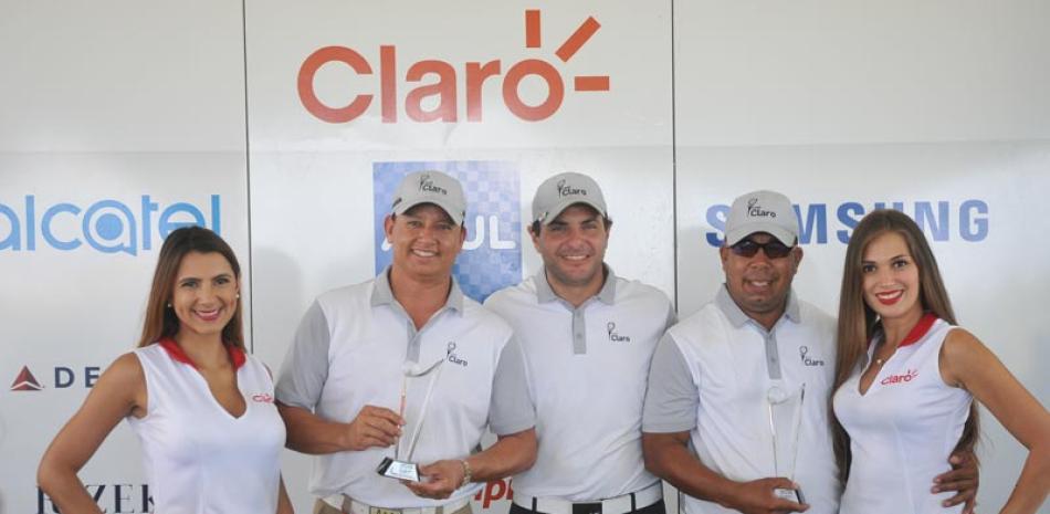 Rafael Pérez y Enrique Rodríguez ganadores de la categoría A, reciben trofeo de manos de Walter Schall.