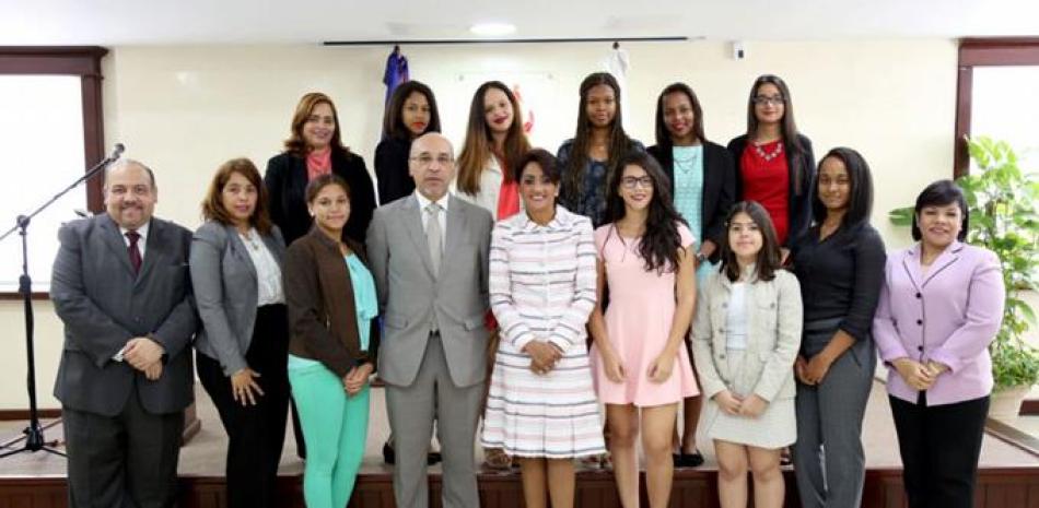 Encuentro. La primera dama Cándida Montilla de Medina y el embajador Aníbal de Castro con los estudiantes meritorios.