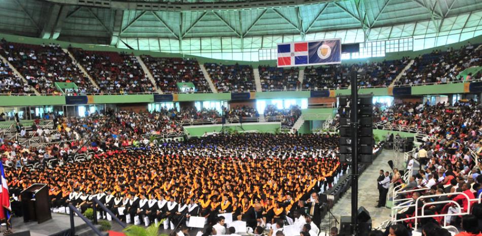 Vista de los 1,501 profesionales que se graduaron hoy en la octogésima cuarta investidura de la Universidad Dominicana O&M.