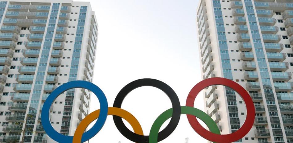 Imagen de los aros olímpicos frente a la Villa Olímpica de Río de Janeiro. Los Juegos Olímpicos se celebrarán en esa ciudad entre el cinco y el 21 del próximo mes de agosto.