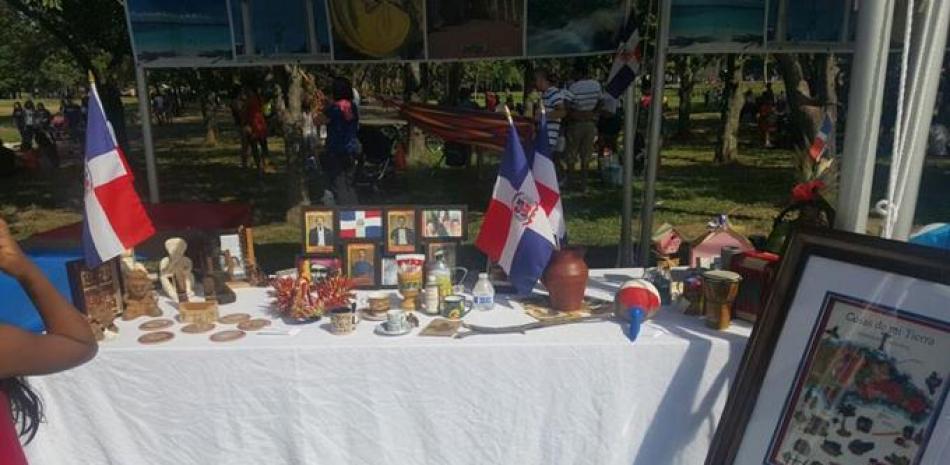 Parte de las artesanías y símbolos culturales y de identidad de la República Dominicana expuesto por el Consulado dominicano en la jornada anual de la Junta Hispana de Nueva York.