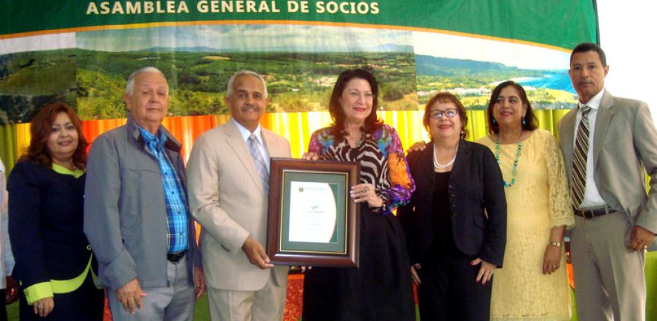 Reconocimiento. El Fondagro reconoció ayer a Rosa Rita Álvarez, directora ejecutiva de la Fundación Reservas del País.