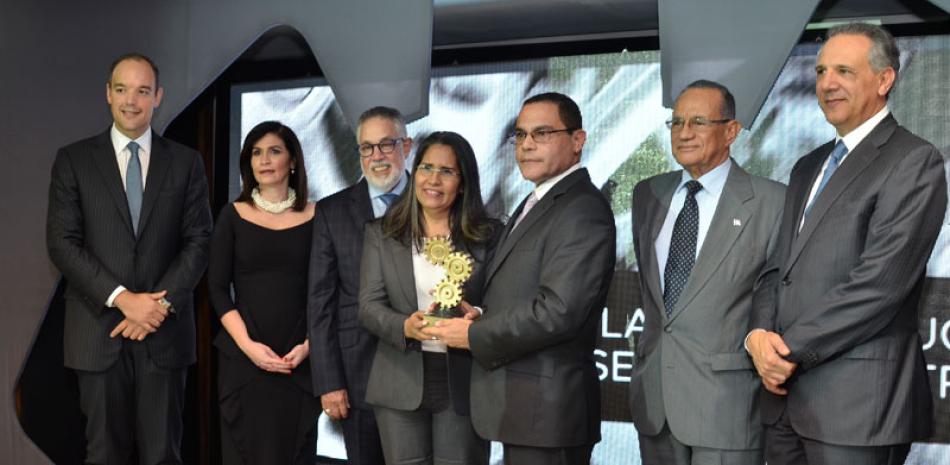Acto. Rafael Ovalles recibe el reconocimiento de la AIRD de mano de la ministra de Trabajo, Maritza Hernández.