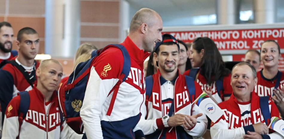 Rusos hacia Rio. El jugador ruso de voleibol Sergey Tetyukhin y sus compañeros asisten a la ceremonia de despedida del equipo olímpico de Rusia antes de partir hacia Río de Janeiro. EFE