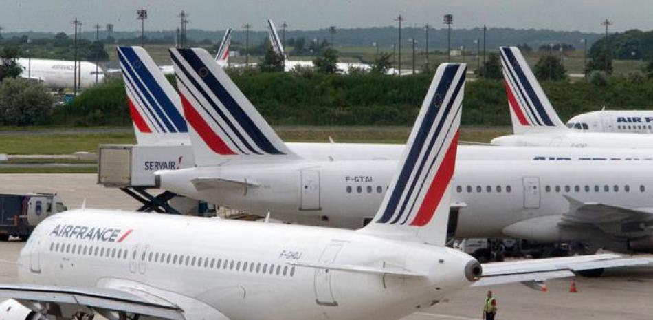 Esta foto del 13 de junio del 2013 muestra aviones de Air France estacionados en el aeropuerto Charles de Gaulle cerca de París, durante una huelga de controladores Air France has canceló 10% de sus vuelos de larga distancia el viernes, 29 de julio del 2016, debido a un paro de personal de cabina. (AP Foto/Jacques Brinon)