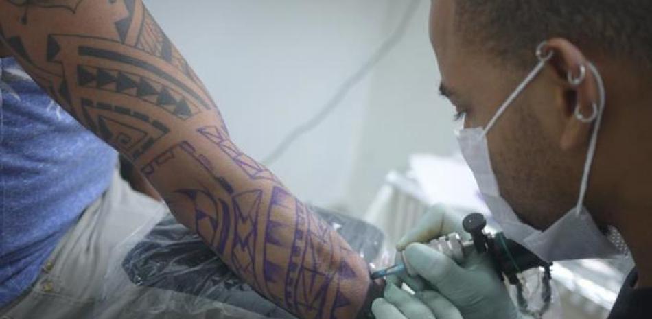 Advertencia. Una de las herramientas que se utilizan en el proceso de tatuaje, en el que también se aplican tintas, medicamentos para la cicatrización y se usan materiales desechables.