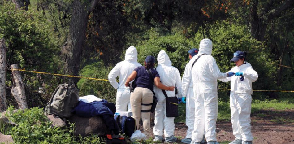 Michoacan. Peritos forenses trabajan en el sitio donde un total de nueve personas fueron encontradas ayer calcinadas.