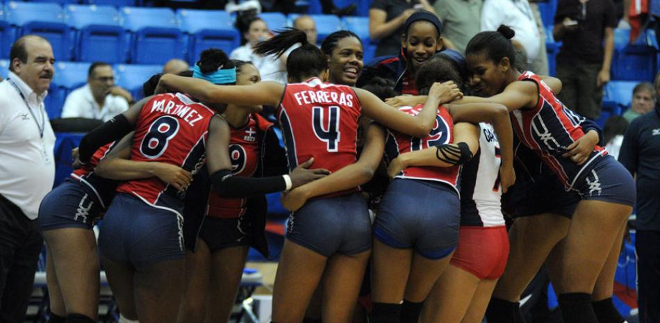 El equipo representativo de República Dominicana celebra tras superar a Puerto Rico.