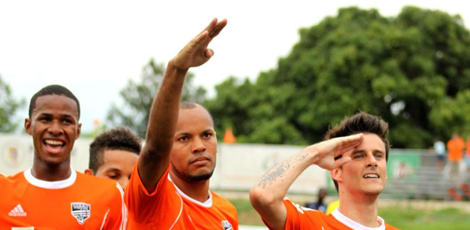 El goleador Domingo Peralta, de Cibao FC, saluda al público.