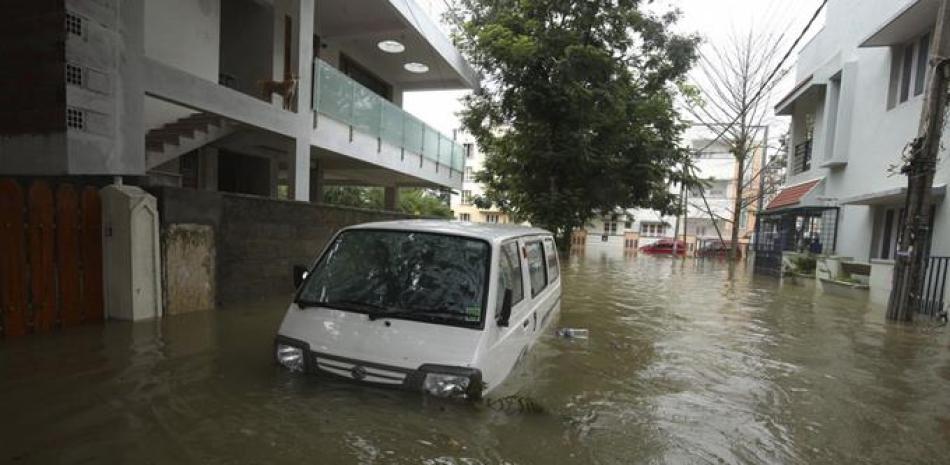 Una furgoneta queda sumergida en las aguas producidas por las lluvias monzónicas, en Bangalore, India, hoy 29 de julio de 2016.