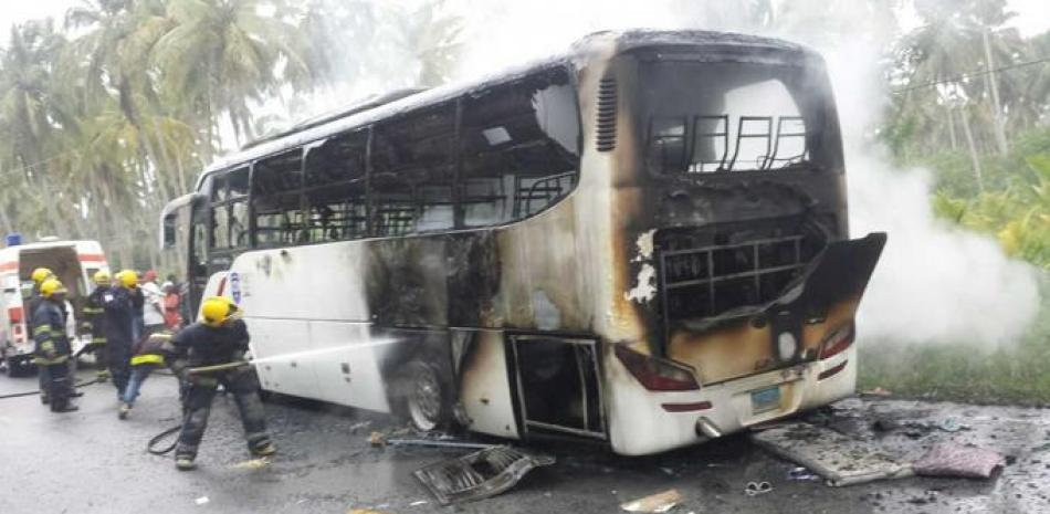 Alta tensión. El autobús quedó totalmente destruido por las llamas en la carreta Nagua-Sánchez, a la altura del kilómetro 16.