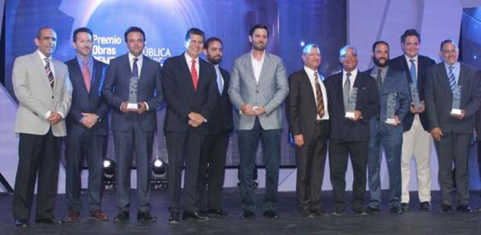 El presidente de Cemex Dominicana, Carlos González junto a los ganadores de los primeros lugares de las diferentes categorías de Premios Obras Cemex 2016.