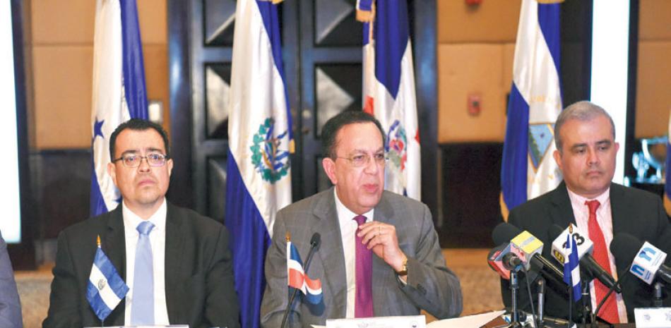 Reunión. Óscar Cabrera, Héctor Valdez Albizu y Leonardo Reyes.