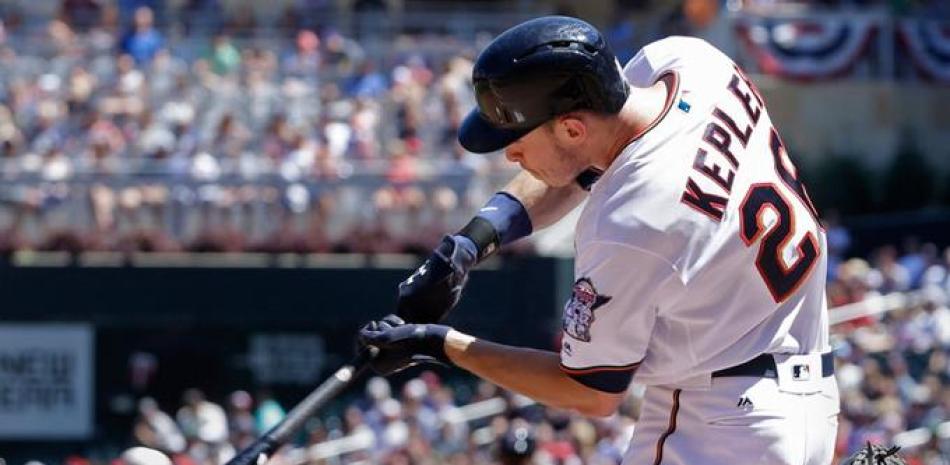 Max Keppler al momento de disparar su tercer cuadrangular del encuentro con los Mellizos de Minnesota anoche en Cleveland.