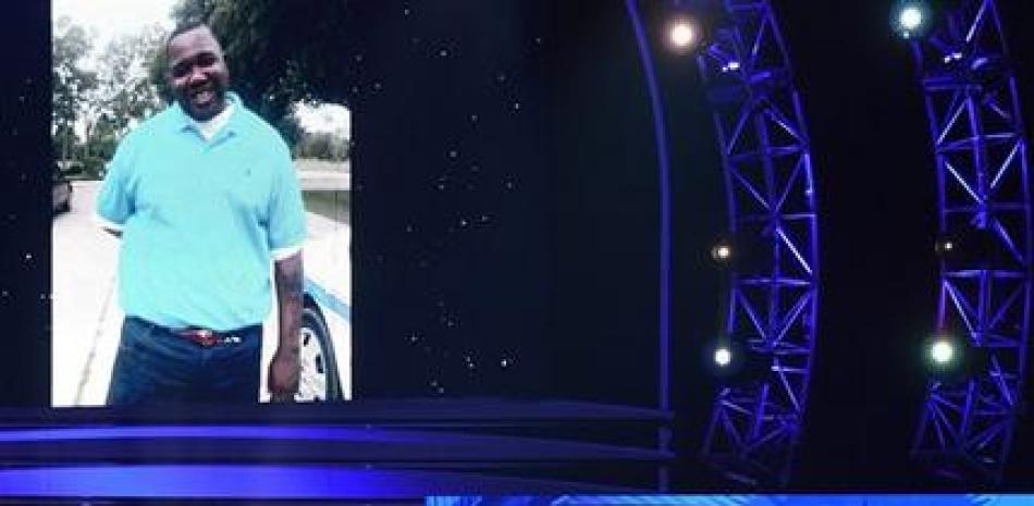 Jessica Alba, con familiares de víctimas de armas de fuego, ofrece un discurso mientras en una pantalla se proyecta una imagen de Alton Sterling durante los Premios Teen Choice en el Forum, el 31 de julio de 2016, en Inglewood, California. (Photo by Chris Pizzello/Invision/AP)