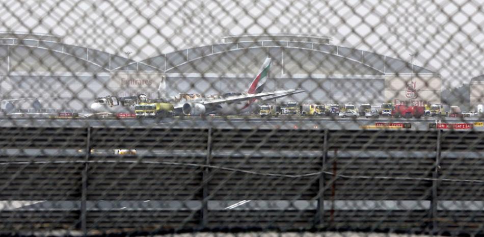 Un avión de Emirates Airlines tras realizar un aterrizaje de emergencia en Dubáii el 3 de agosto del 2016. (AP Photo/Jon Gambrell)