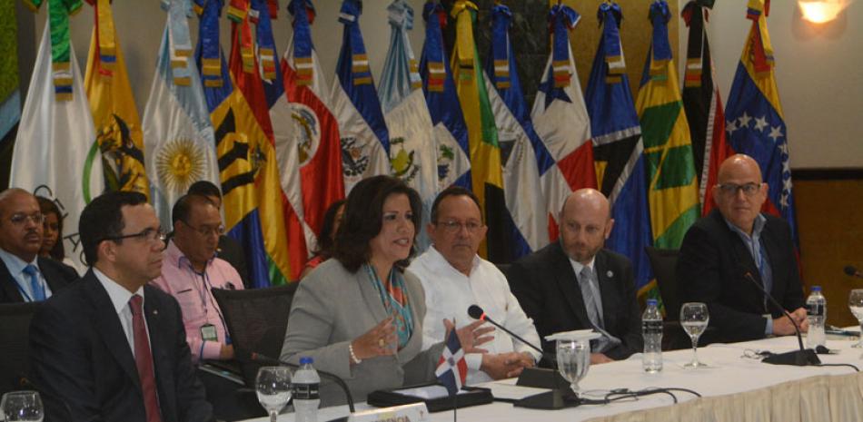 Discurso. La vicepresidenta Margarita Cedeño (centro) cuando exponía en el acto de clasura de la reunión de trabajo para la implementación del Plan para la Seguridad Alimentaria, Nutrición y Erradicación del Hambre.