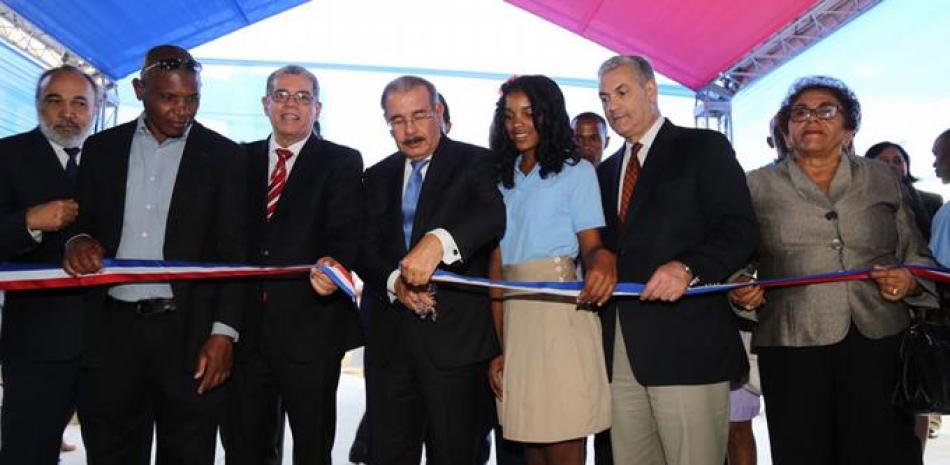 Obras. En San Juan Danilo Medina ha entregado 33 centros educativos.