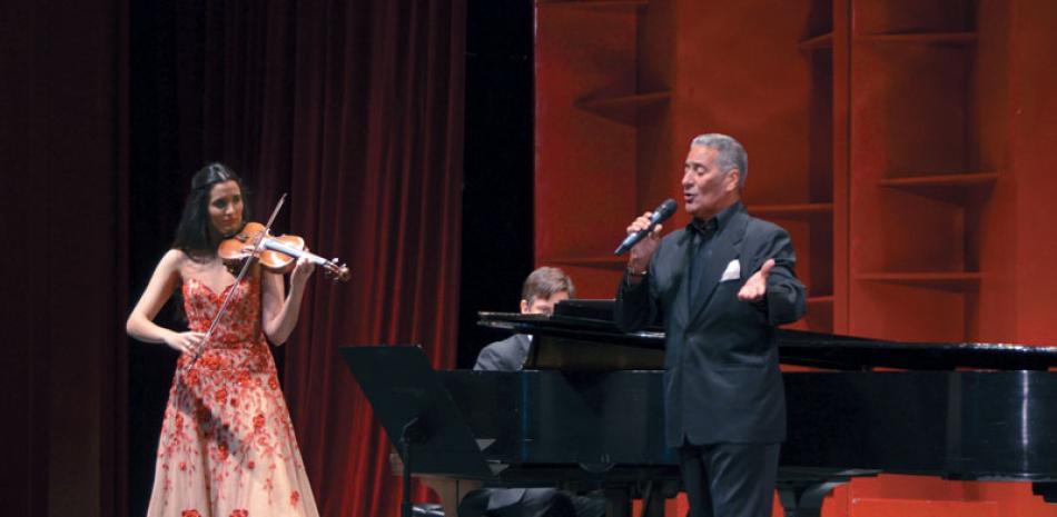 Artistas. Niní Cáffaro cuando cantaba "La bella cubana", acompañada por Aisha Sye en el violín y Ciro Foderé en el piano. “Tocando con el Corazón” en el país.", se tituló el concierto.