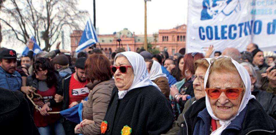 Apoyo. La presidenta de la asociación Madres de Plaza de Mayo, Hebe de Bonafini, segunda de la derecha, fue respaldad por cientos de argentinos en la Plaza de Mayo en Buenos Aires, ayer.