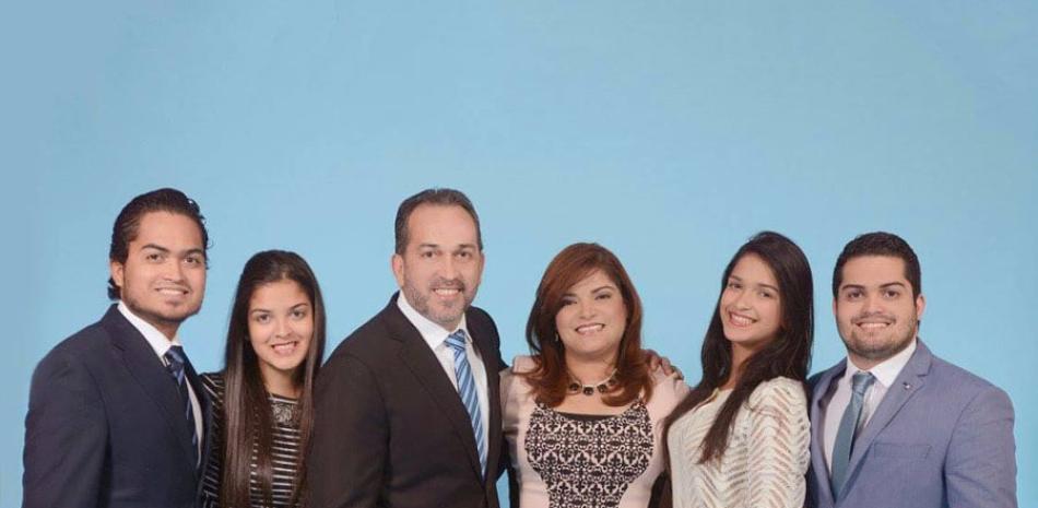 Magdiel y Carmen Taveras junto a sus hijos Pablo, Josabet, Priscila y Esteban. Pablo y Priscila (primero y quinta desde la izquierda) tienen discapacidad auditiva y su condición fue el germen que, con el tiempo, tuvo como fruto la creación del Ministerio de Sordos “Efata”.