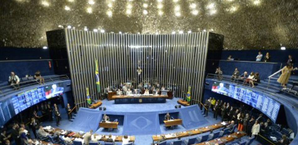 Lla sesión que empezará a decidir el destino de la presidenta suspendida, Dilma Rousseff, quien enfrentará a fin de mes el juicio definitivo si así lo decide una minoría simple de 41 votos entre los 81 posibles.