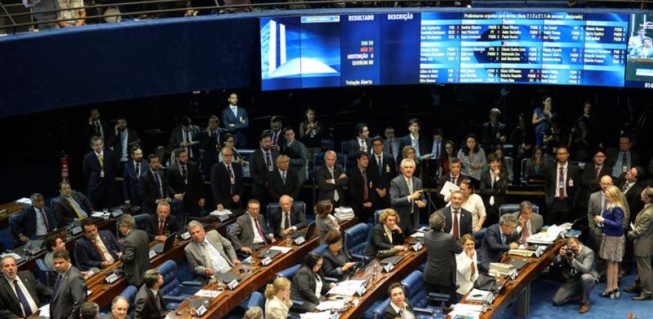 Fotografía de una sesión del Senado brasileño para decidir el destino de la presidenta suspendida, Dilma Rousseff, hoy, miércoles 10 de agosto de 2016, en Brasilia (Brasil). EFE